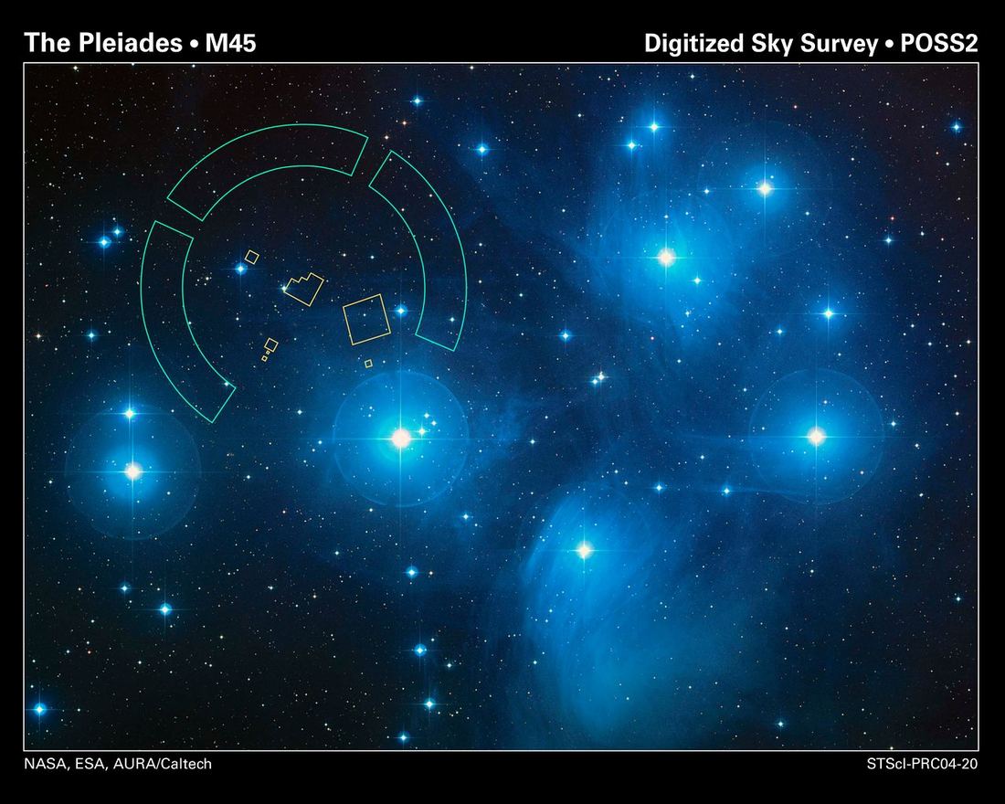 Grupo compacto de estrelas azuis brilhantes envoltas em véus de nebulosidade azulada sobre fundo escuro cheio de estrelas fracas.